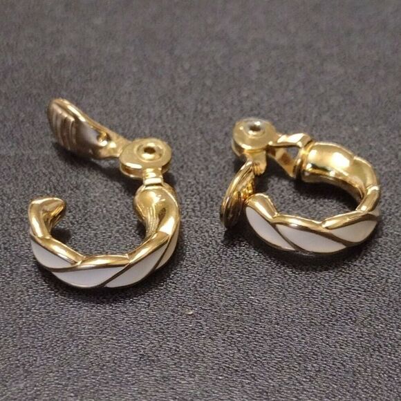 Vintage gold tone Monet clip on earrings - Picture 10 of 11